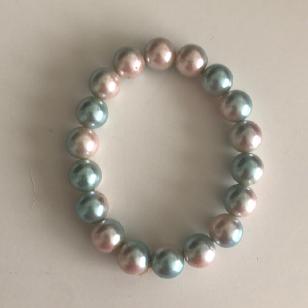 Bubble gum bracelet, pearls worn like three times